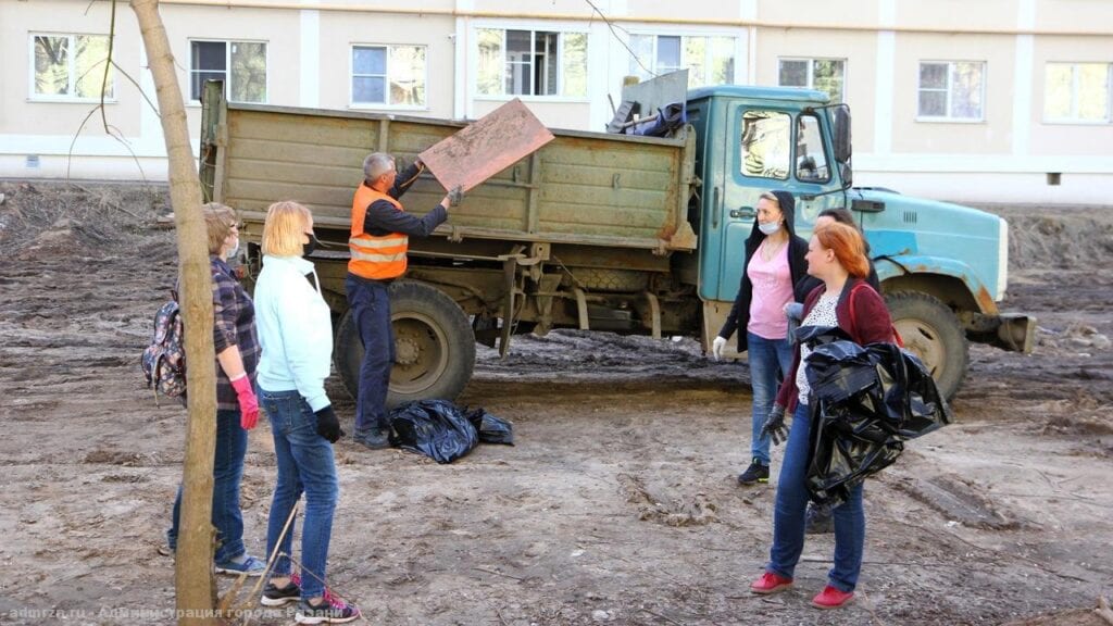 Сотрудники администрации продолжают уборку рязанских улиц