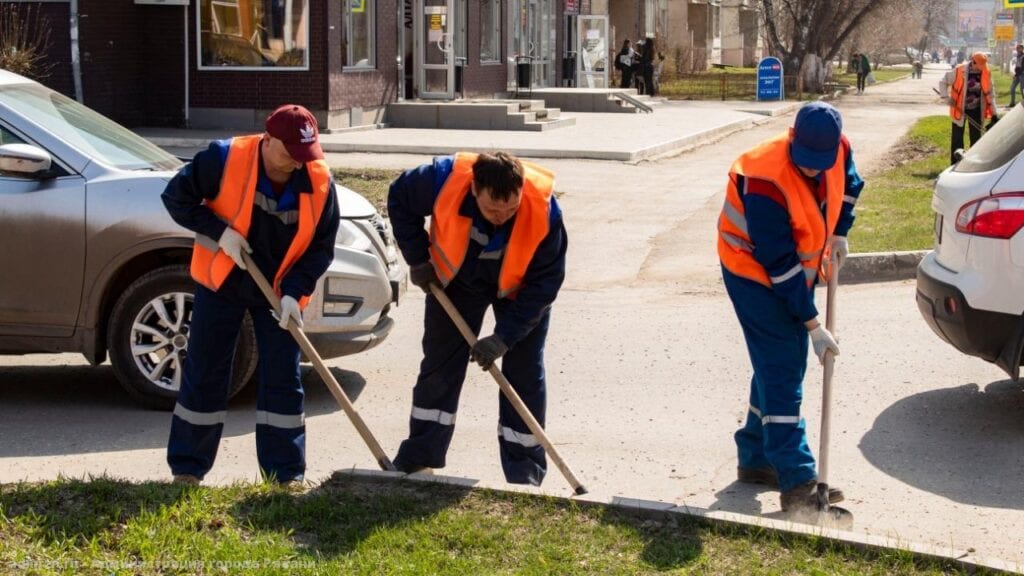 Более 40 рязанцев задействованы в уборке улицы Интернациональной