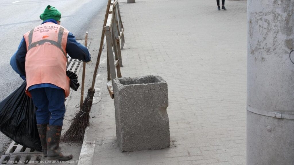 Сегодня на уборку рязанских улиц вышло более 170 человек