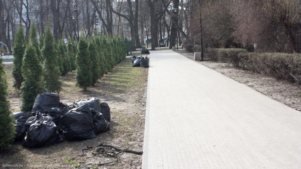Сегодня на уборку рязанских улиц вышло более 170 человек