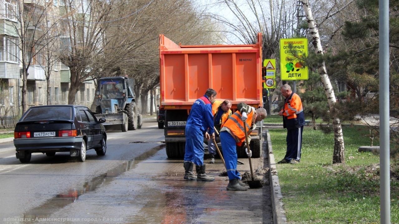 Сотрудники администрации вновь вышли на уборку рязанских улиц