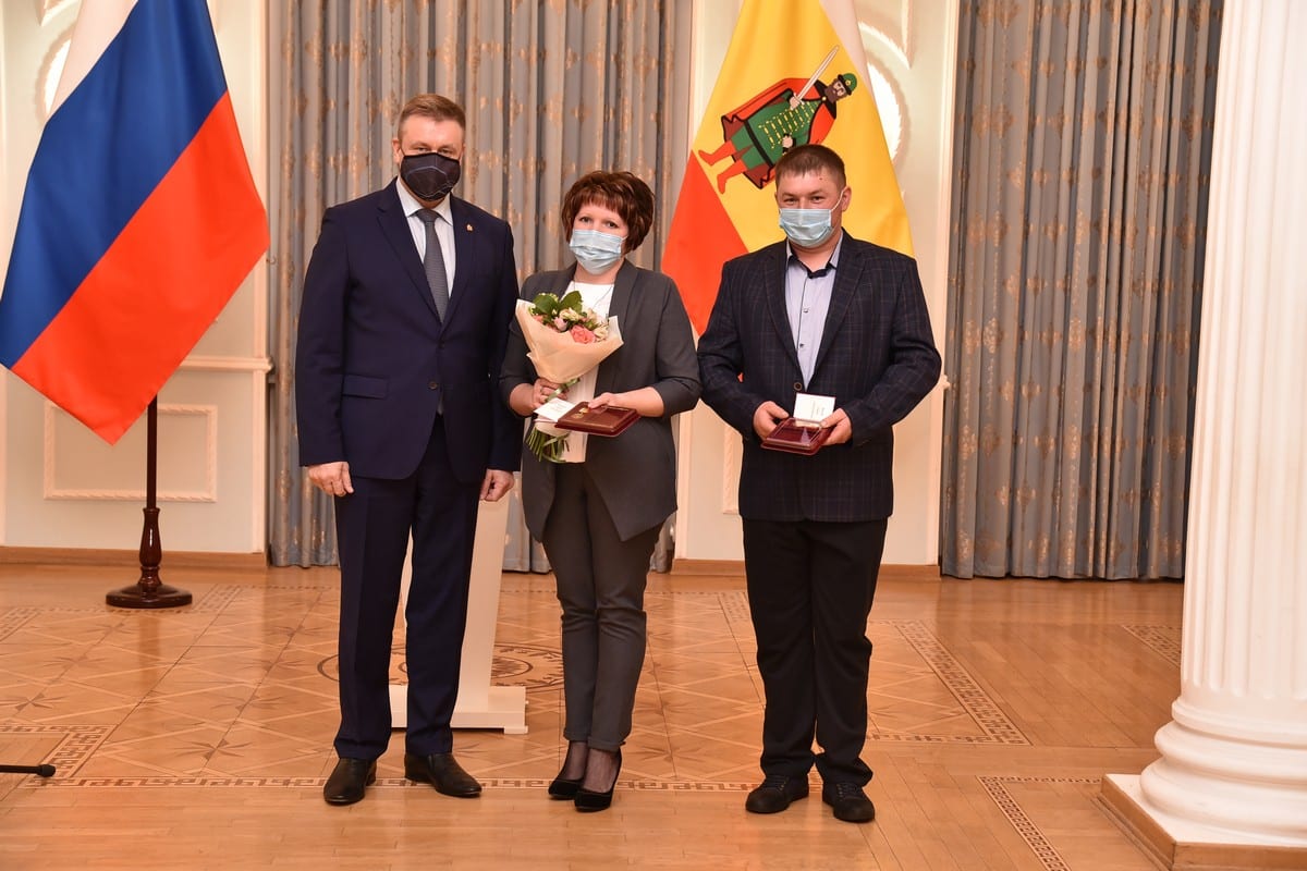 Любимов наградил рязанских медиков и волонтёров «За борьбу с COVID-19»
