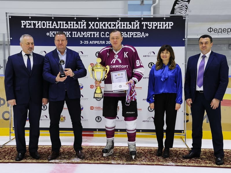 В Рязани состоялось закрытие эксклюзивного регионального хоккейного турнира дивизион «Любитель 50+» «Кубок памяти С.С. Козырева» Хоккеисты экспериментального дивизиона «Любитель 50+» в течение месяца встречались на новой ледовой арене, чтобы выявить сильнейших.