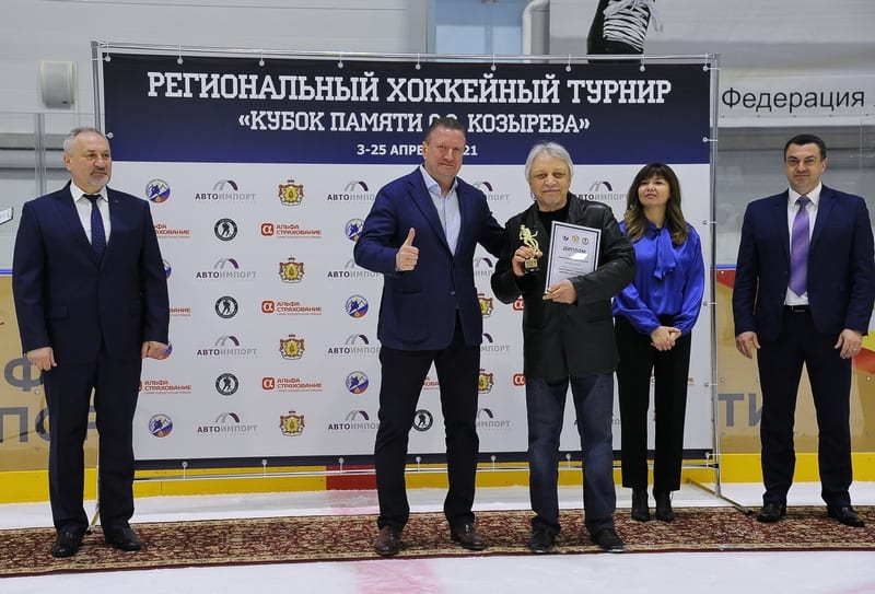 В Рязани состоялось закрытие эксклюзивного регионального хоккейного турнира дивизион «Любитель 50+» «Кубок памяти С.С. Козырева» Хоккеисты экспериментального дивизиона «Любитель 50+» в течение месяца встречались на новой ледовой арене, чтобы выявить сильнейших.