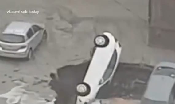 Три машины провалились под землю в Петербурге