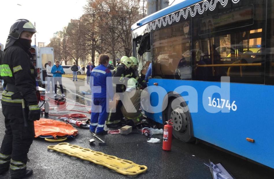 В Москве водитель автобуса потерял сознание и врезался в столб
