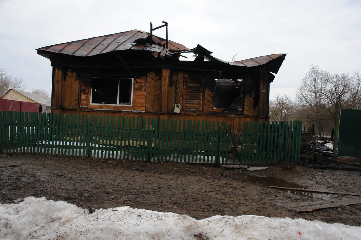 В Ермиши сгорел дом многодетной семьи