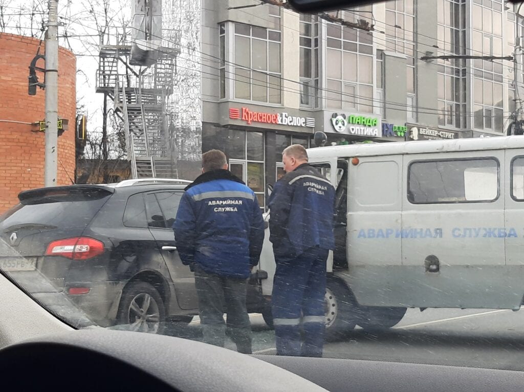 Из-за ДТП с участием автомобиля аварийных служб и иномарки в Рязани образовалась пробка