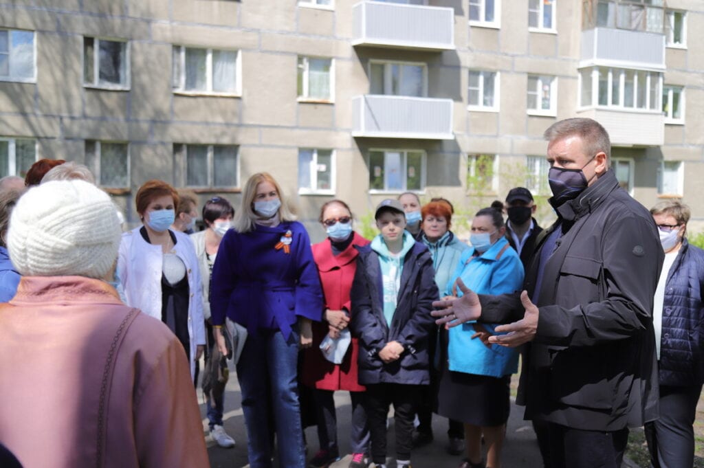 Николай Любимов встретился с активистами ТОС "Самовский" Губернатор посетил традиционное место встречи жителей поселка - "агитплощадку". Жители озвучили и ряд проблем, которые их волнуют.
