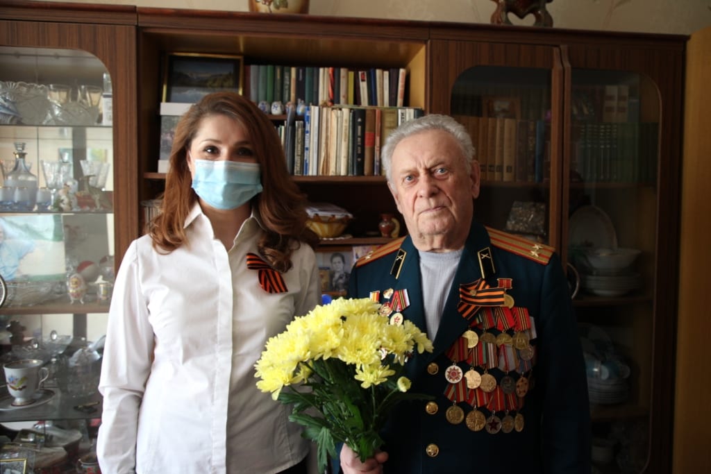 Юлия Рокотянская поздравила ветеранов с наступающим Днем Победы Поздравления принимали Дмитрий Черничкин, Михаил Кузнецов и Леонид Окрут.