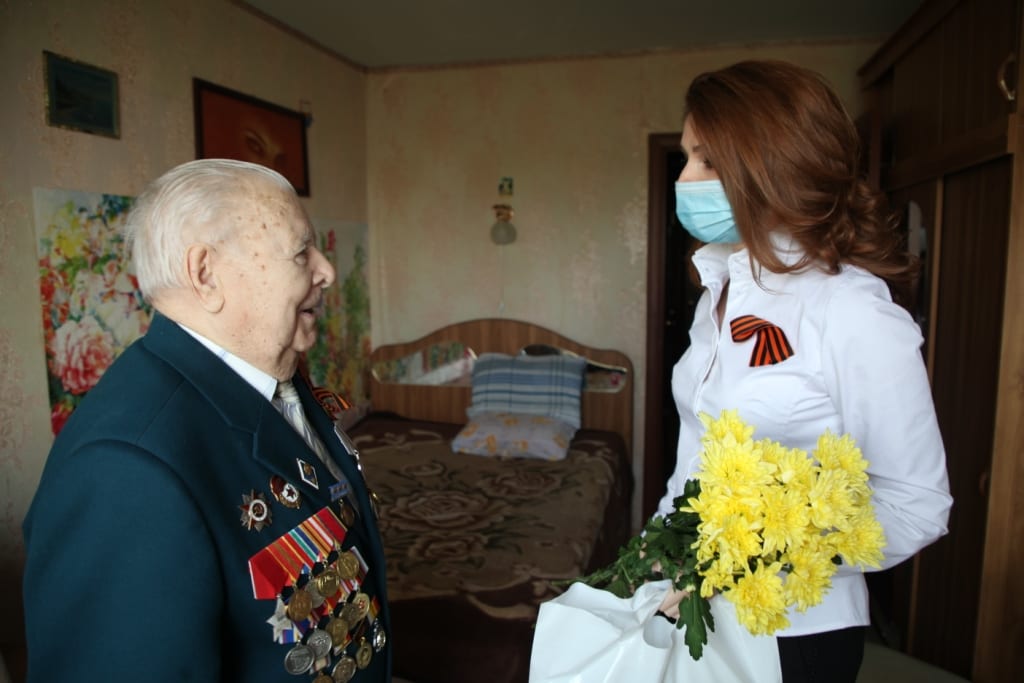 Юлия Рокотянская поздравила ветеранов с наступающим Днем Победы Поздравления принимали Дмитрий Черничкин, Михаил Кузнецов и Леонид Окрут.