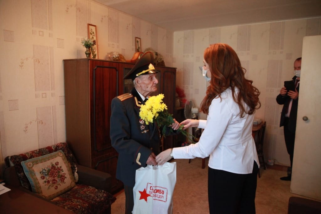 Юлия Рокотянская поздравила ветеранов с наступающим Днем Победы Поздравления принимали Дмитрий Черничкин, Михаил Кузнецов и Леонид Окрут.