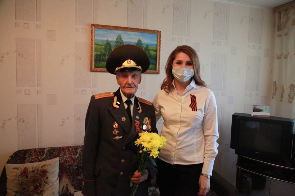 Юлия Рокотянская поздравила ветеранов с наступающим Днем Победы Поздравления принимали Дмитрий Черничкин, Михаил Кузнецов и Леонид Окрут.