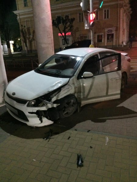 Два человека пострадали в аварии Toyota Land Cruiser и Kia Rio в центре Рязани