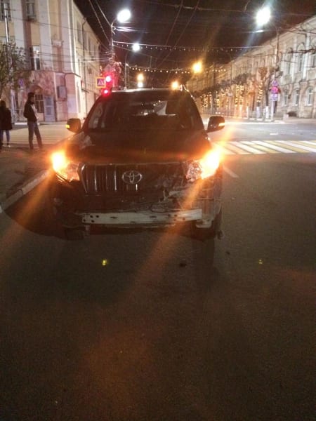 Два человека пострадали в аварии Toyota Land Cruiser и Kia Rio в центре Рязани