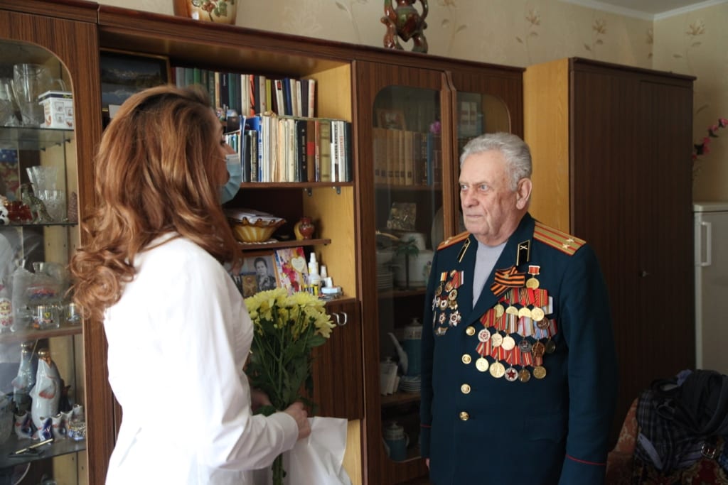 Юлия Рокотянская поздравила ветеранов с наступающим Днем Победы Поздравления принимали Дмитрий Черничкин, Михаил Кузнецов и Леонид Окрут.