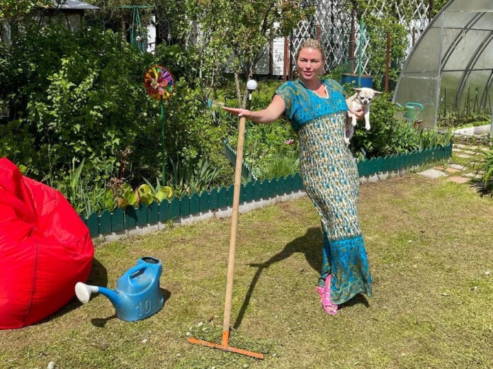 Анна Семенович на даче