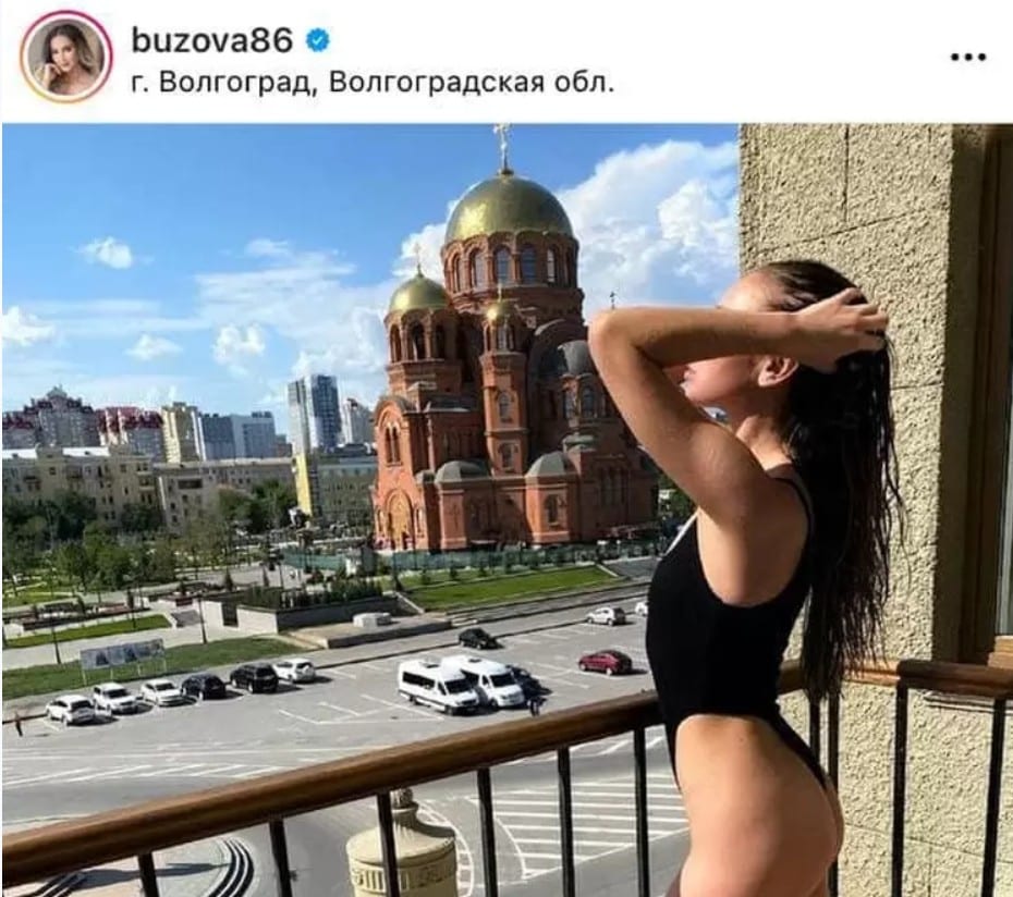 Полуголая Ольга Бузова сделала фото на фоне храма в Волгограде