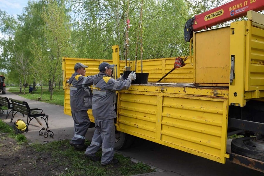 100 саженцев липы, рябины и дуба высадили работники Рязанской НПК в Московском районе города