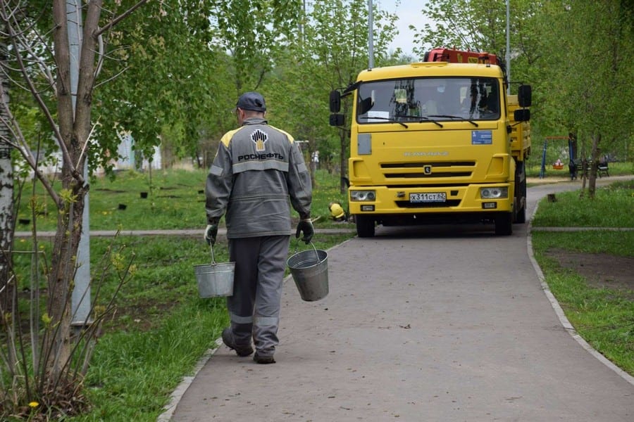 100 саженцев липы, рябины и дуба высадили работники Рязанской НПК в Московском районе города
