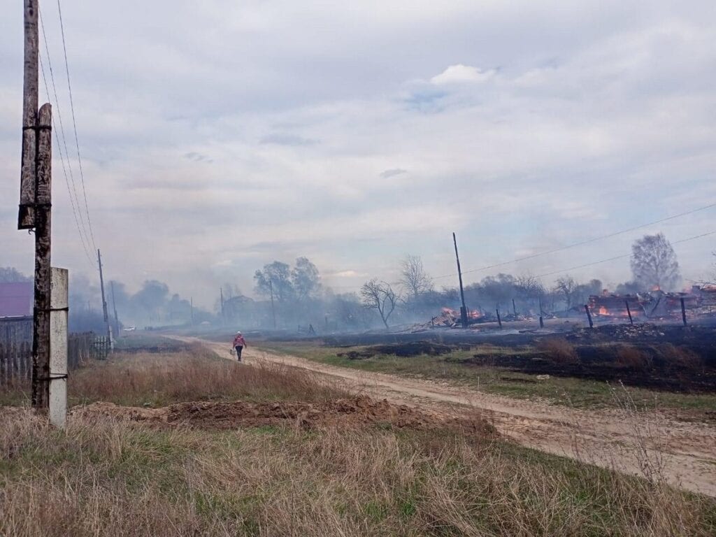 Из-за пала сухой травы в Шиловском районе сгорели 10 построек