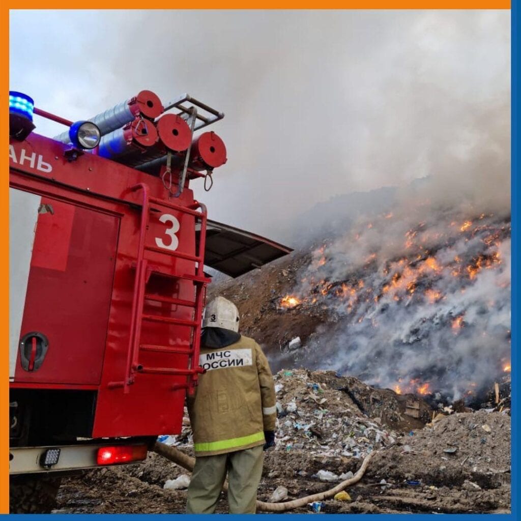 Спасатели опубликовали фото с пожара на рязанской свалке