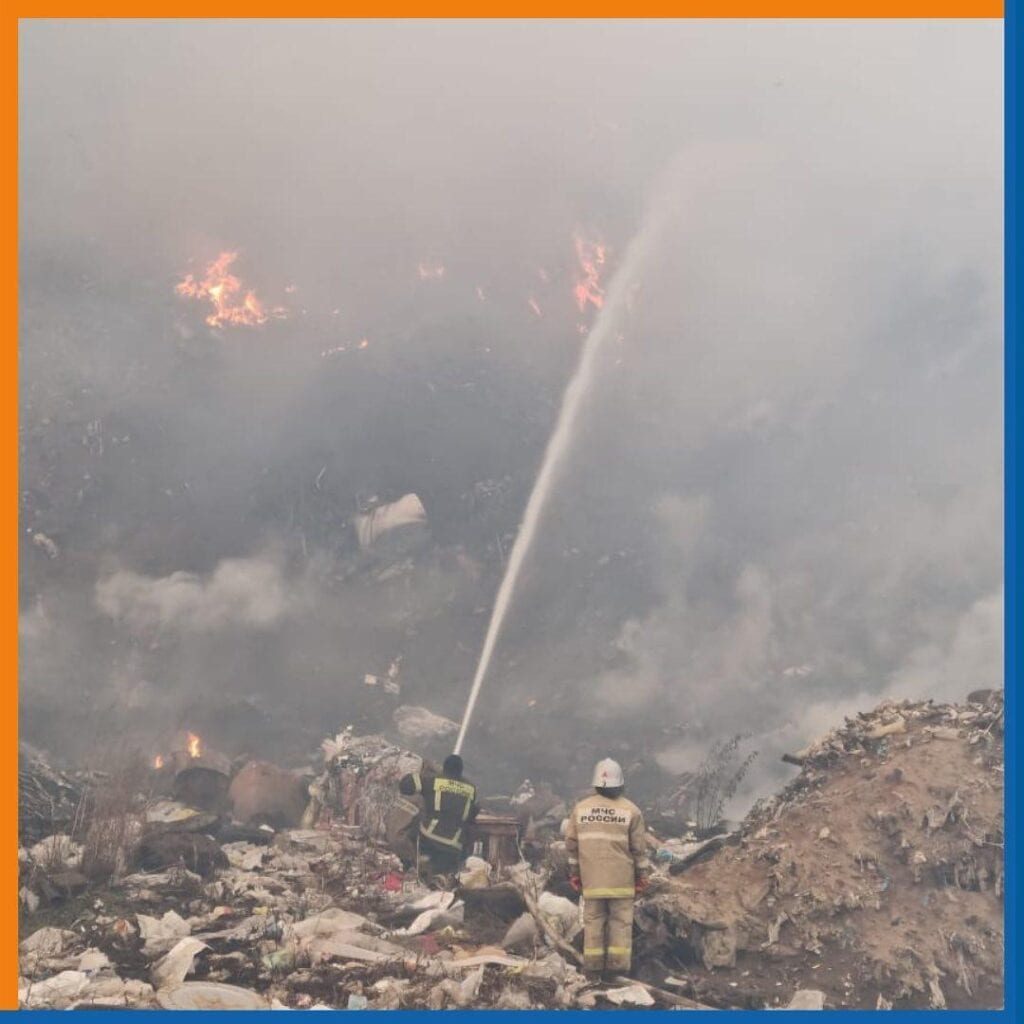 Спасатели опубликовали фото с пожара на рязанской свалке