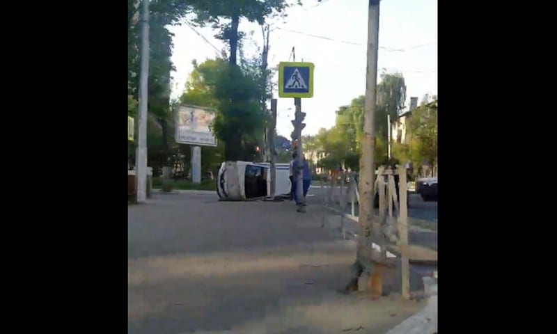 В центре Рязани перевернулось такси, серьёзно пострадал пассажир