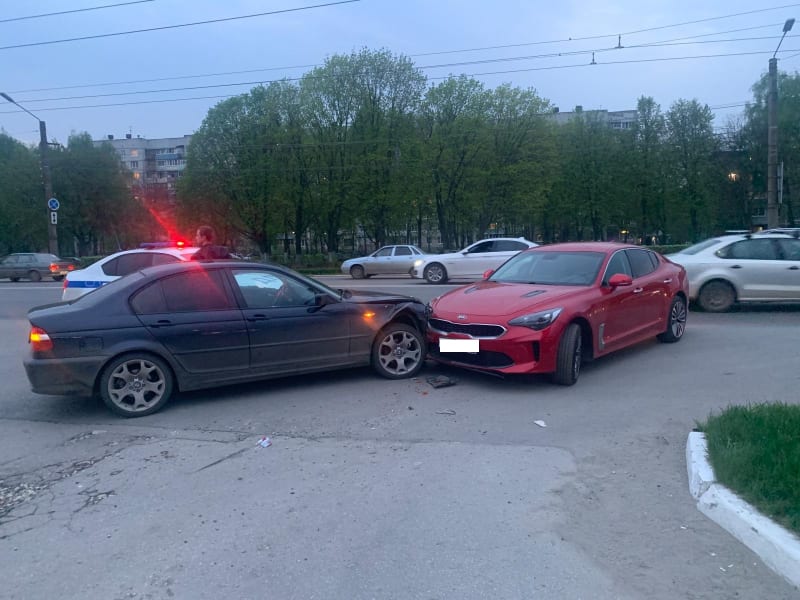 На Московском шоссе в Рязани столкнулись Kia Stinger и BMW