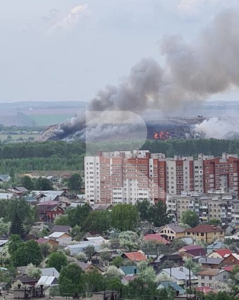 Спасатели тушат пожар на городской свалке в районе рязанской Южной окружной