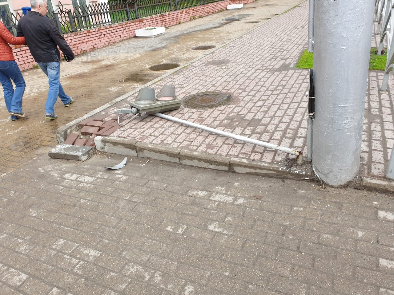 На перекрёстке в центре Рязани рухнул светофор