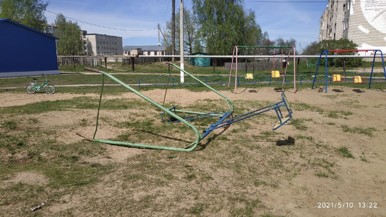 В Рязанской области на ребёнка упали качели