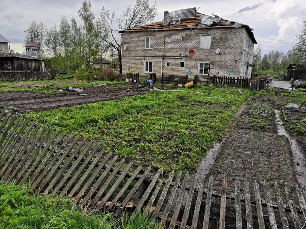В Ярославской области смерч разрушил крыши домов