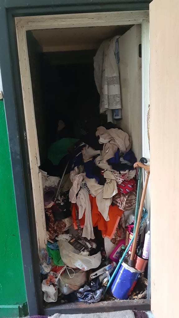 72-летняя пожилая липчанка не может зайти в квартиру из-за гор мусора внутри