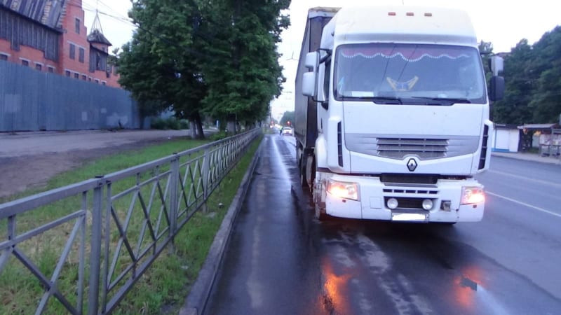 На Куйбышевском шоссе в Рязани грузовик сбил 26-летнего пешехода