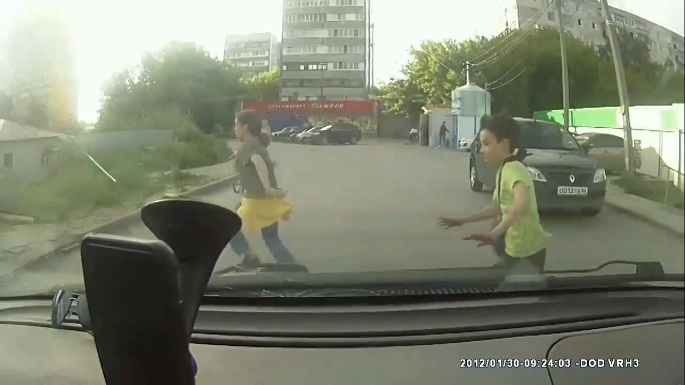 В Рязани дети чуть не попали под колёса автомобиля