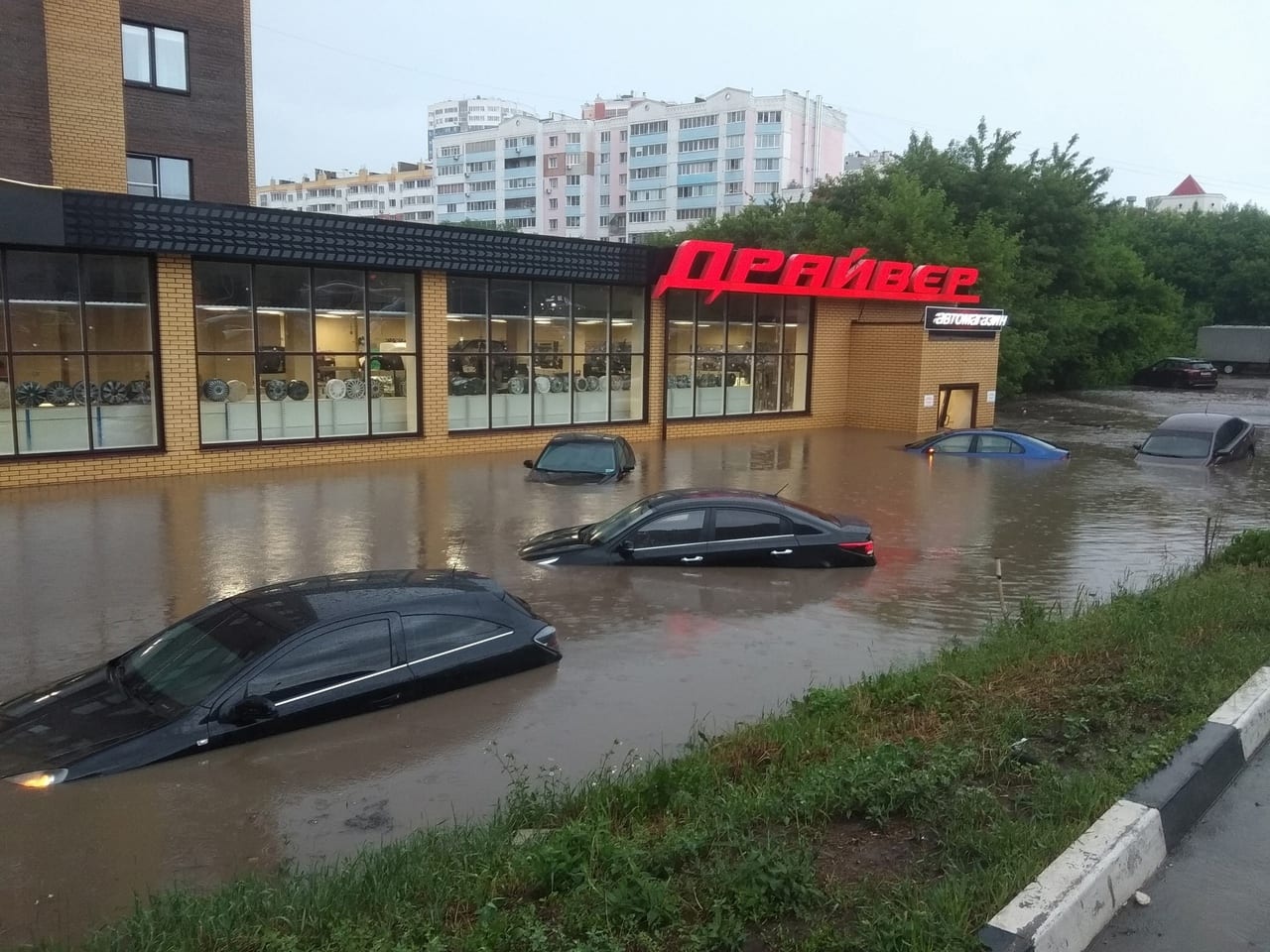 В Рязани во время дождя затопило магазин