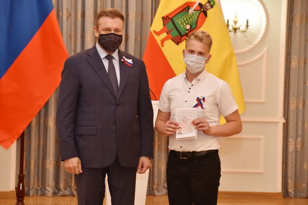 Николай Любимов вручил паспорта юным рязанцам Паспорта получили 48 лучших школьников региона. Это отличники учёбы, спортсмены, волонтёры, активисты.