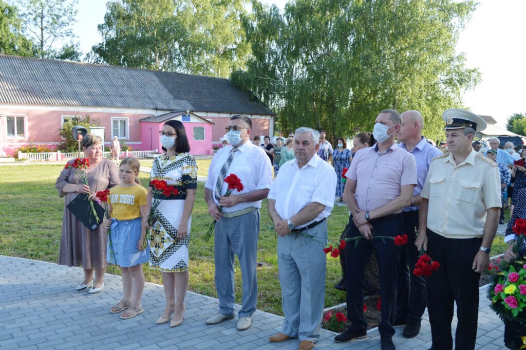 В Старожиловском районе состоялось открытие мемориала О новом памятнике фронтовикам жители деревни Артистово мечтали давно. На личном приёме депутат Госдумы Андрей Макаров вопрос строительства мемориала взял на контроль, а затем посодействовал в выделении средств.