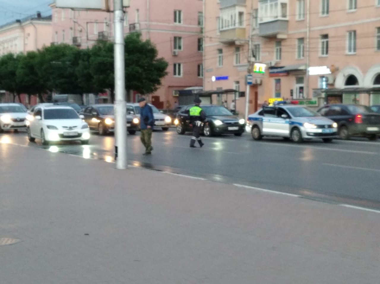 В Рязани сотрудники ГИБДД остановили движение, чтобы помочь перейти дорогу пенсионеру