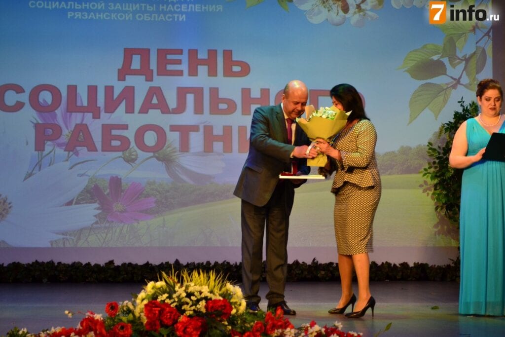 Депутат Рязанской облдумы наградил социальных работников