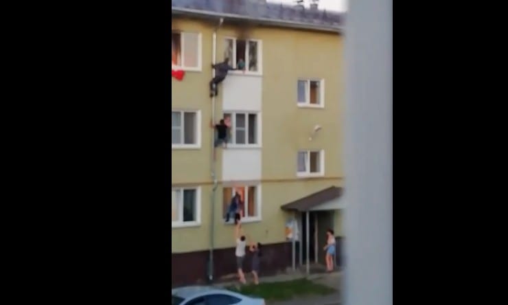 В Костроме мужчины спасли детей из горящей квартиры, поднявшись по водосточной трубе