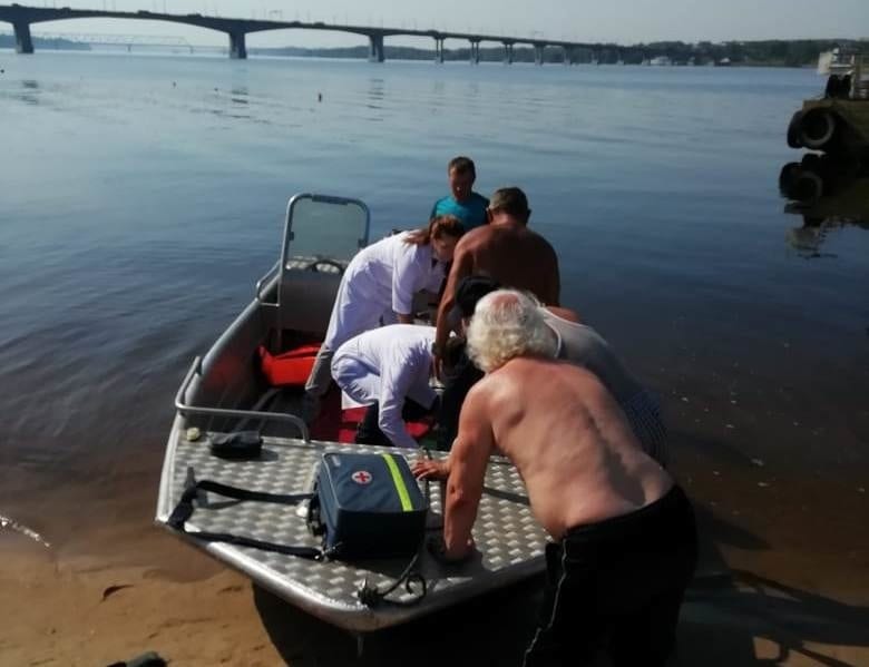 В Костроме спасли женщину, упавшую с моста через Волгу