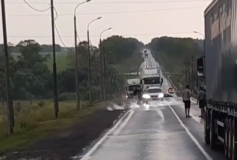 В Захаровском районе упавшие провода под напряжением перегородили трассу