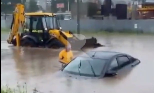 В Дашково-Песочне во время дождя «утонул» автомобиль