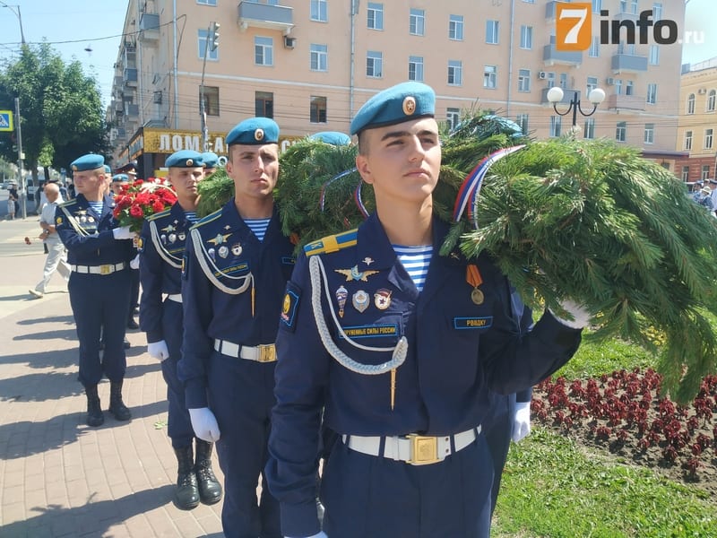 В День памяти и скорби рязанцы возложили цветы к Вечному огню на площади Победы