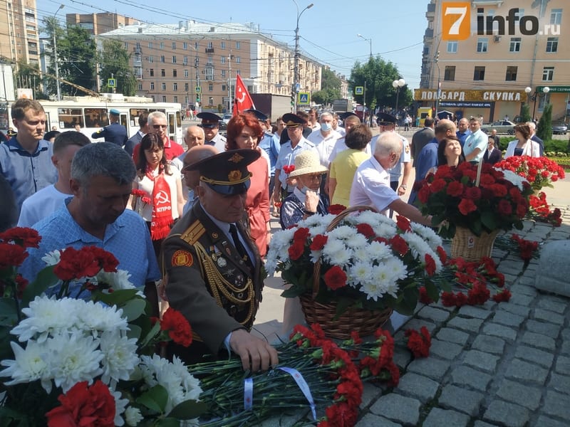 В День памяти и скорби рязанцы возложили цветы к Вечному огню на площади Победы