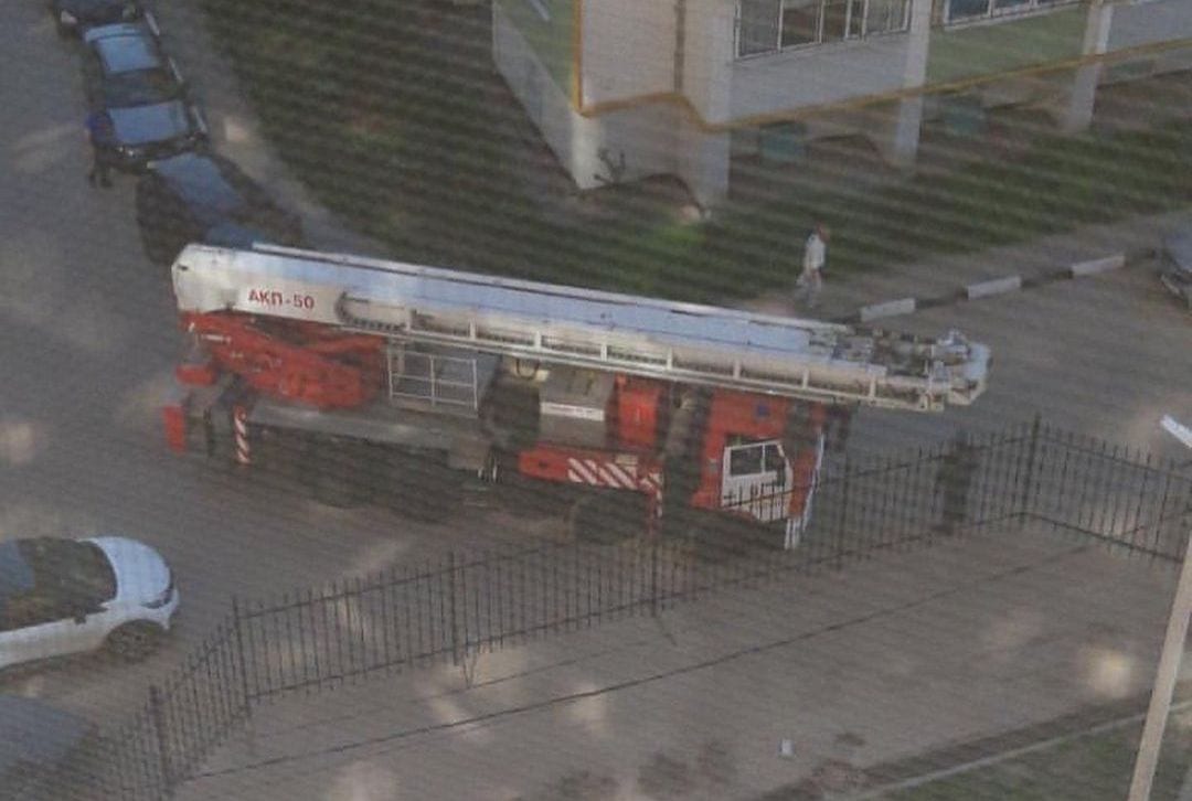 Рязанские пожарные не смогли проехать к горящему дому из-за забора