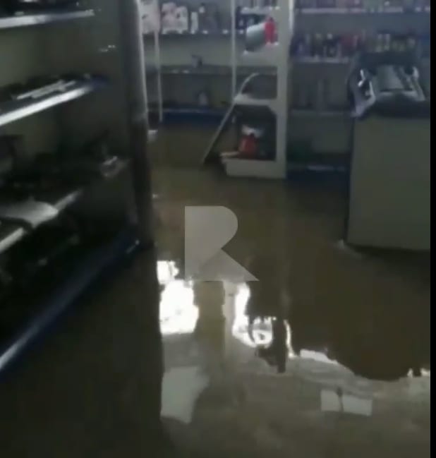 Появилось видео из затопленного магазина в Рязани