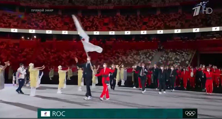 Российские спортсмены прошли по стадиону на открытии Олимпиады